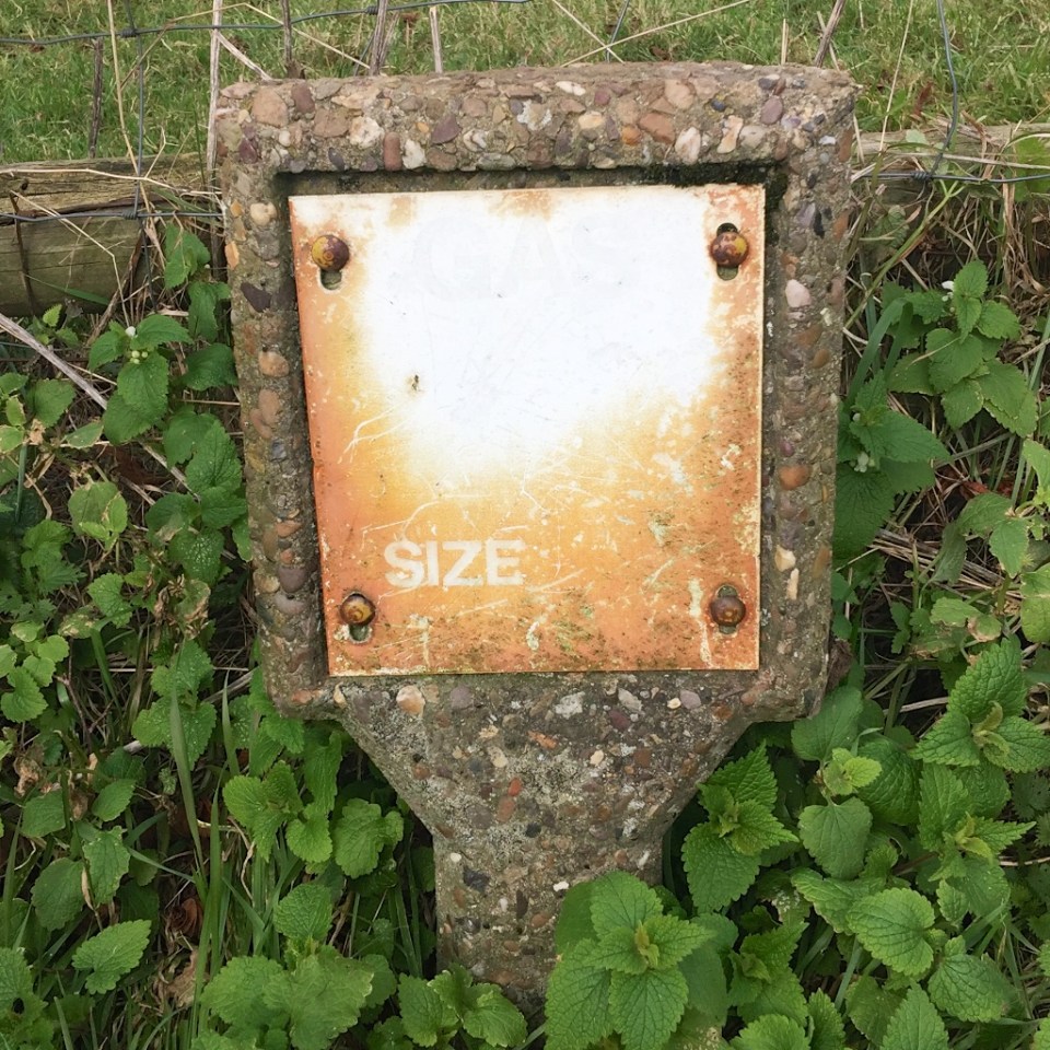 Holwell gas main sign